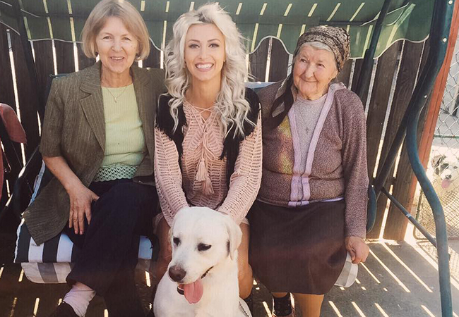 Andreea Bălan s-a fotografiat alături de mama şi bunica ei.