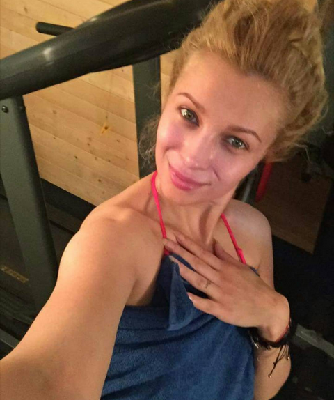 Lora arată foarte bine şi fără machiaj.