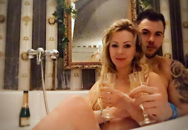 Larisa Drăgulescu s-a fotografiat cu iubitul în cadă.