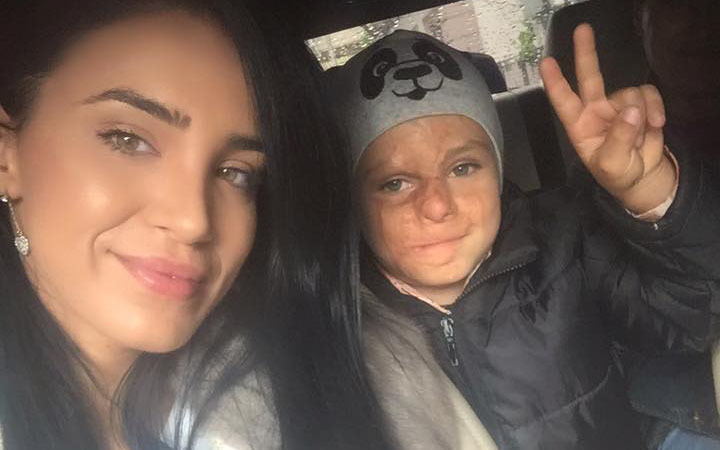 Adelina Pestriţu i-a emoţionat pe internauţi cu fotografiile în care apare alături de un băieţel greu încercat de soartă