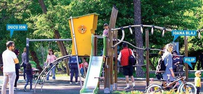 Ducu şi Ioana au ieşit cu fiul lor în parc.