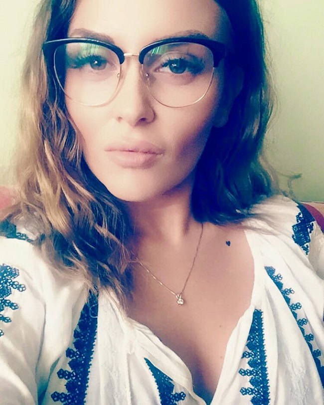 Oana Radu poartă ochelari.