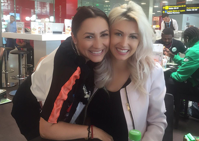 Andreea Bălan şi Andra s-au întâlnit în aeroport.
