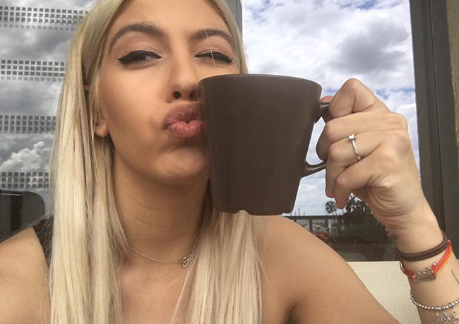 Sore şi-a schimbat look-ul.