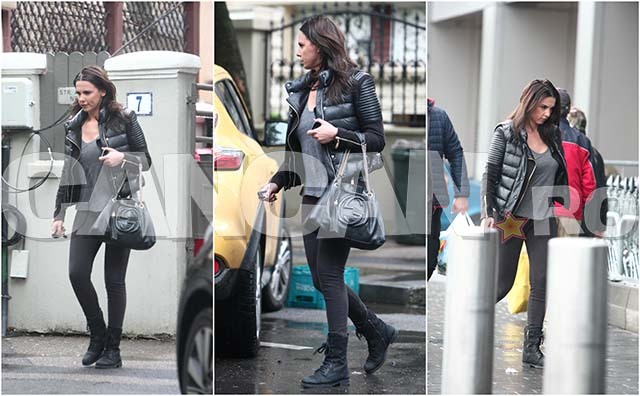 Deşi a ieşit de la coafor, iar apoi s-a îndreptat spre un centru comercial, bruneta nu pare să fie prea încântată de aceste activităţi, părând extrem de îngândurată şi deloc preocupată de faptul că apare cu părul neîngrijit şi cu un ten cu probleme neacoperite de machiaj.