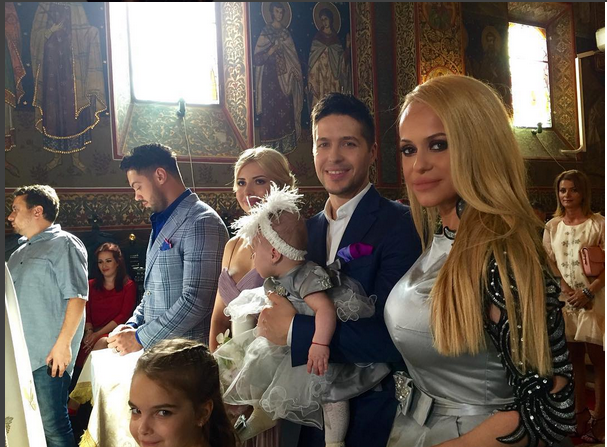 Anda Adam le-a oferit admiratorilor de pe internet o imagine de la botezul fiicei sale.