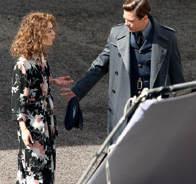 Brad Pitt a fost surprins în timp ce se săruta cu colega lui, Lizzy Caplan.