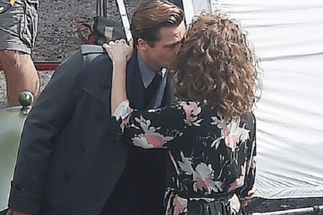 Brad Pitt a fost surprins în timp ce se săruta cu colega lui, Lizzy Caplan.