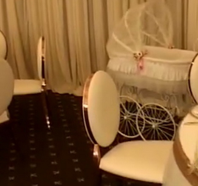 În restaurantul Aristocrat are loc petrecerea.