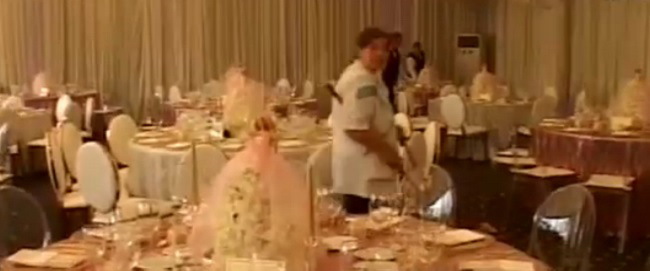 În restaurantul Aristocrat are loc petrecerea.