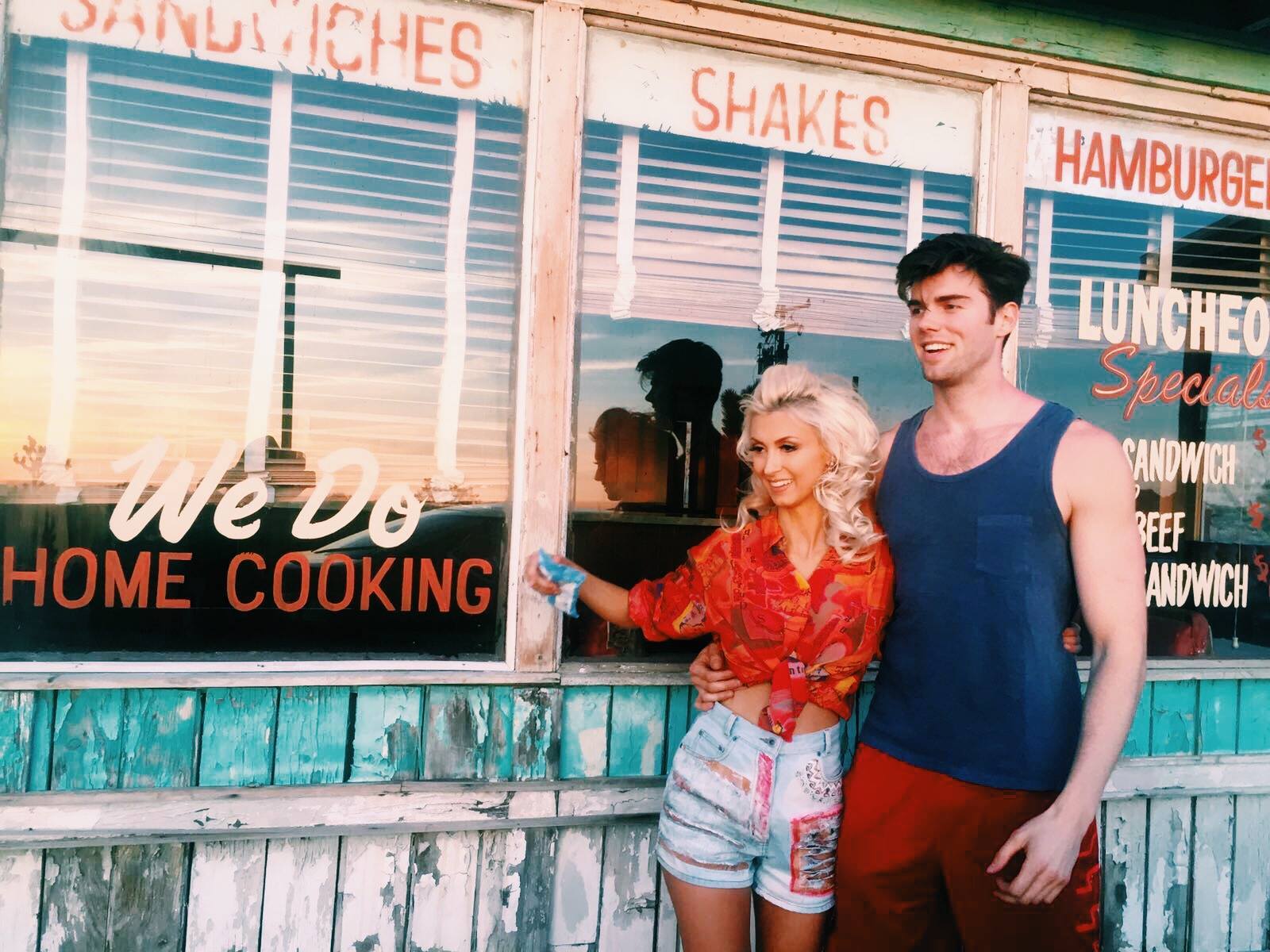 Andreea Bălan s-a fotografiat în braţele acestui fotomodel, iar imaginea a ajuns rapid pe pagina de Facebook a cântăreţei