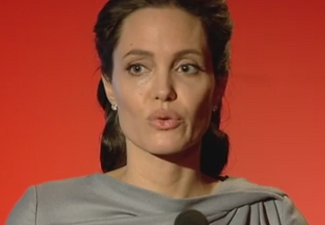 Angelina Jolie este palidă şi încercănată.