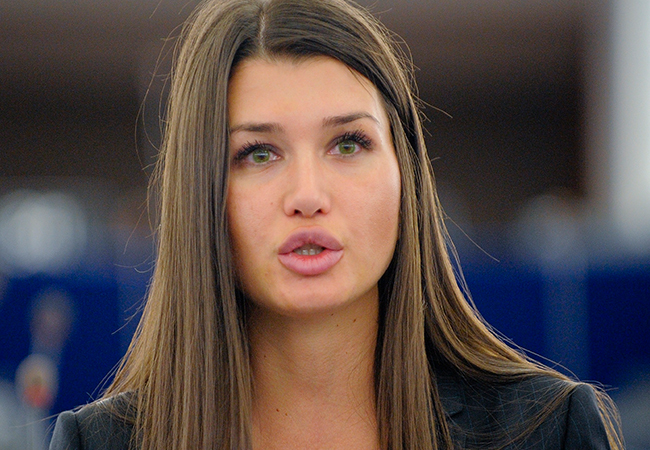 EBa, fiica fostului preşedinte Traian Băsescu, trebuie să plătească la stat suma de 19681 de lei.