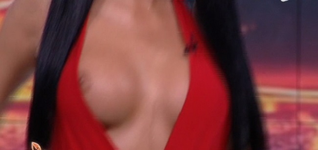 Salopeta Danielei Crudu s-a dat la o parte şi i s-a vazut un sân.