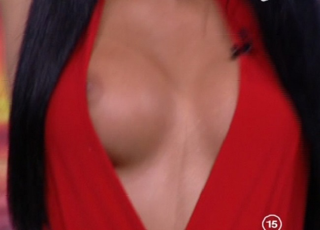 Salopeta Danielei Crudu s-a dat la o parte şi i s-a vazut un sân.