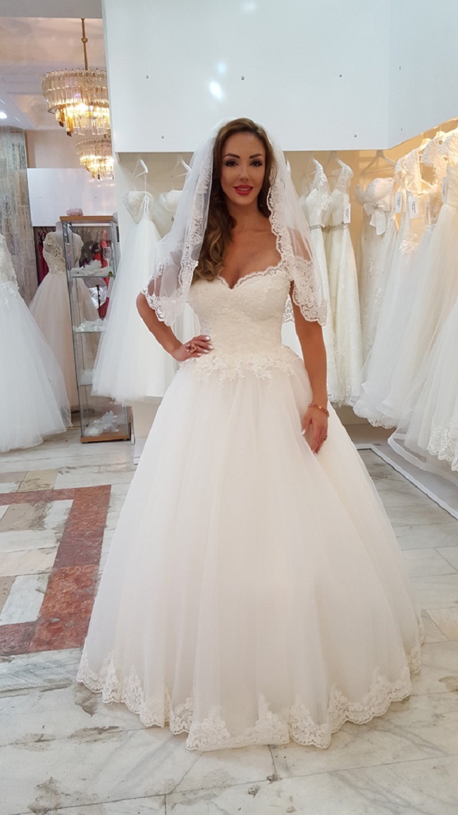 Alexandra Harra a probat mai multe rochii de mireasă. Foto: ring.ro