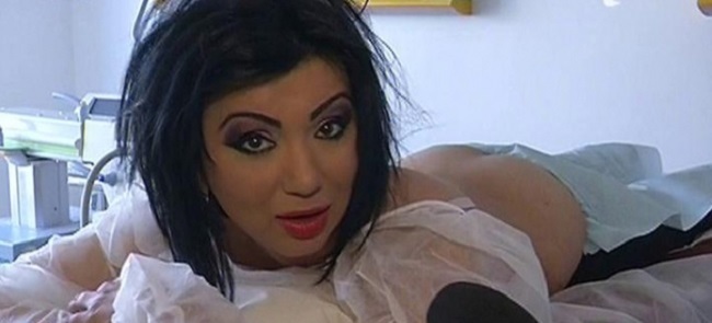 Adriana Bahmuţeanu şi-a tras pantalonii în jos ca să îi poată face medicul o injecţie.