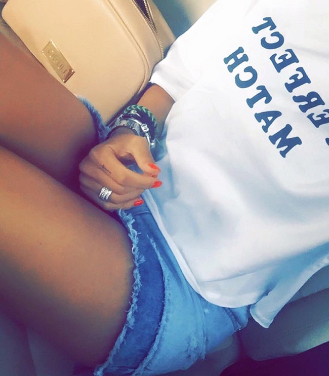 Adelina Pestriţu a postat o imagine în care i se vede abdomenul.