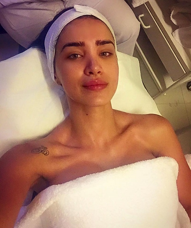 Adelina Pestriţu s-a pozat în timpul unui tratament facial.