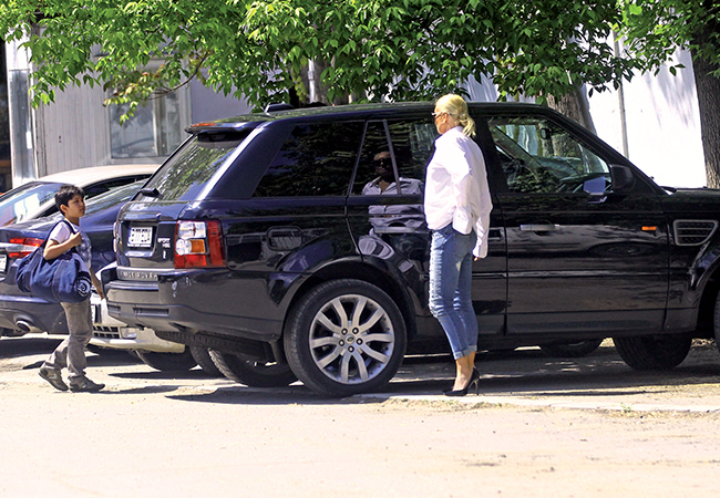 Vica îşi duce fiul la tenis, la antrenamente.