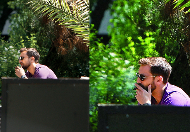 Dani fumează trabuc la o terasă.