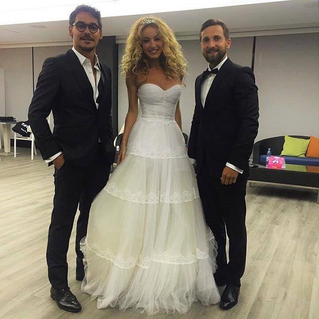 Flavia s-a pozat în rochie de mireasă alături de Răzvan Simion şi Dani Oţil.