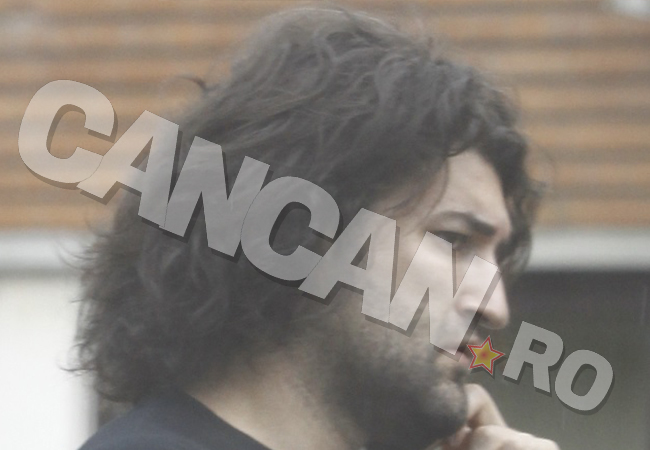 Lui Smiley i-au ieşit fire de păr albe.