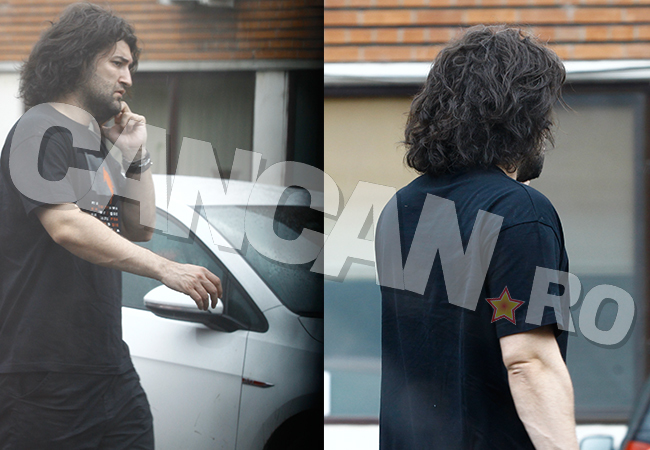 Smiley a ieşit din casă ciufulit şi îmbrăcat în haine sport.