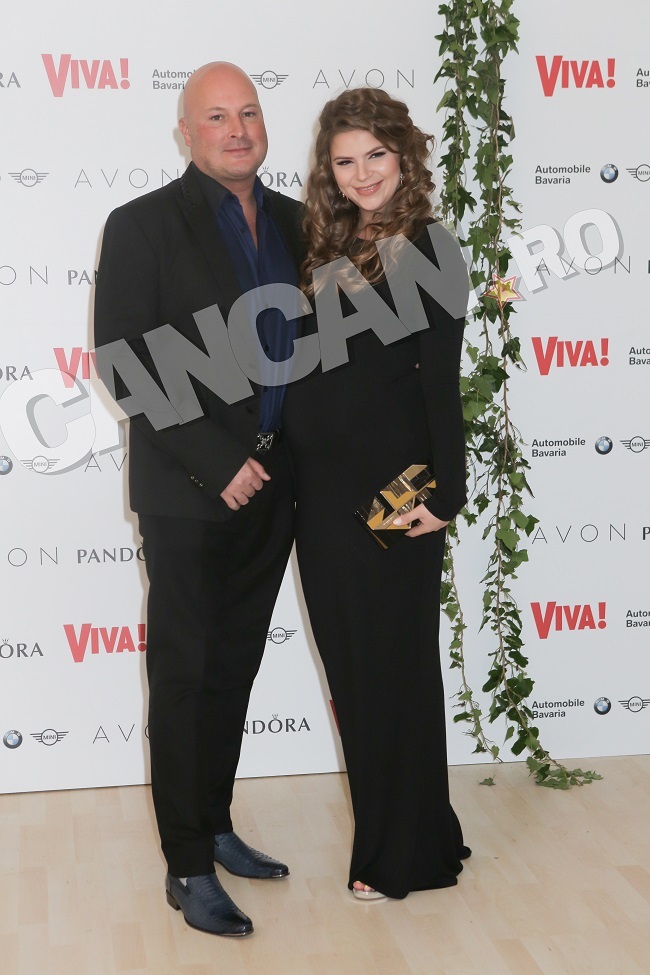 Anne Feher şi-a etalat burtica de gravidă la petrecerea Viva.