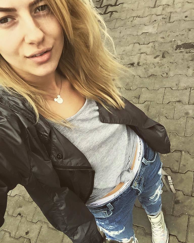 În selfie-ul postat de Lidia Buble pe Facebook se poate observa cum lenjeria intimă este cu mult deasupra pantalonilor