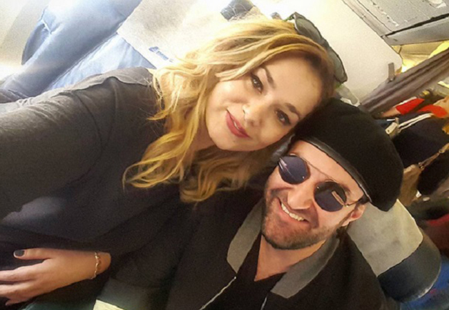 Smiley s-a pozat cu Feli în avion.