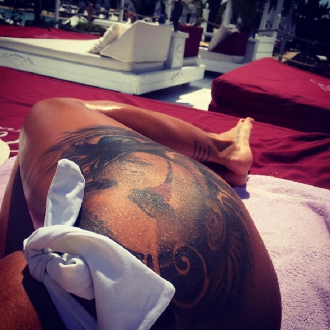 Roxana Vancea s-a pozat cu fundul la vedere.