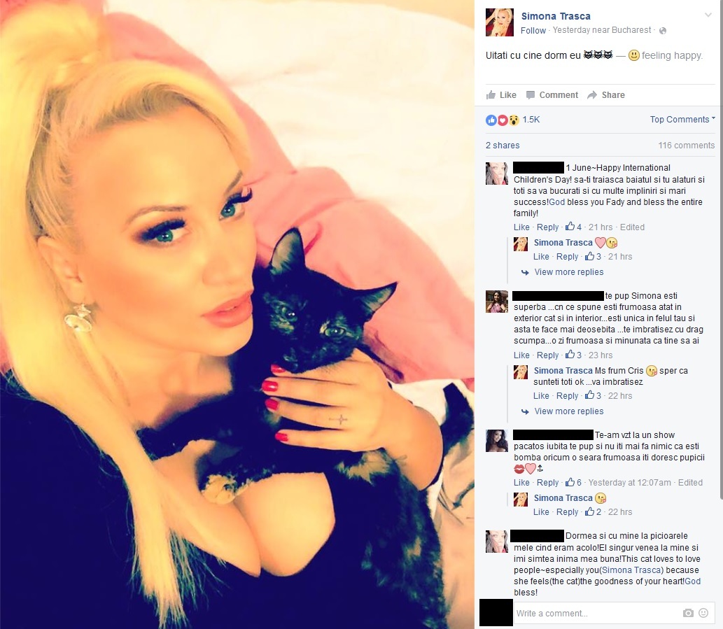 Simona Traşcă s-a fotografiat aşa, împreună cu pisica ei, alături de care s-ar părea că doarme în fiecare noapte