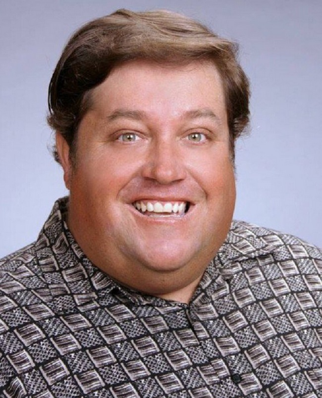 Actorul care a jucat rolul bărbatului urât şi gol din ”Friends” este Jon Haugen.