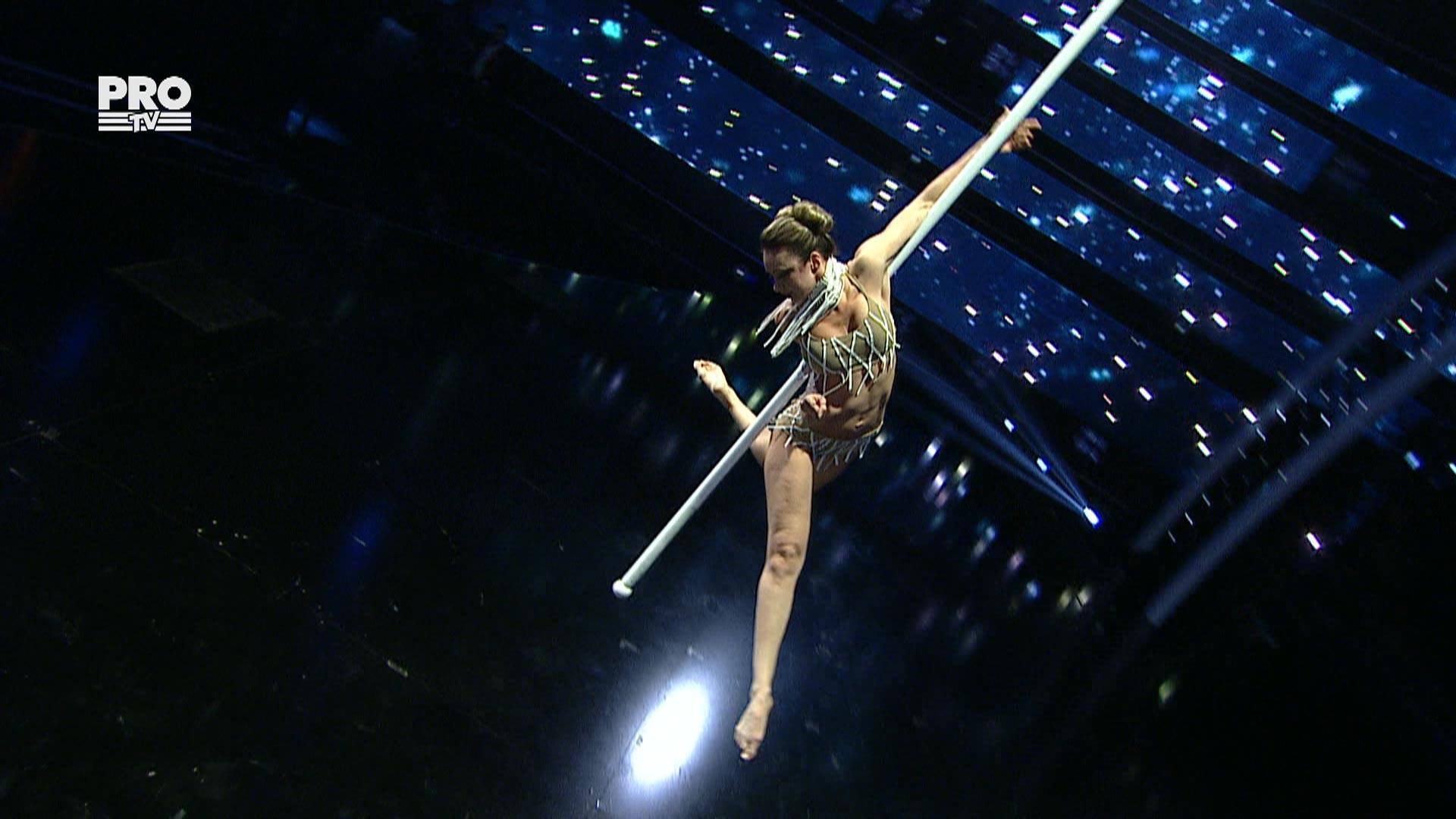 Nadia pare să fi transformat dansul la bară într-o adevărată artă