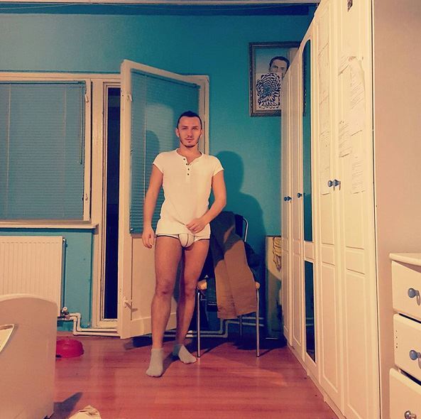 Mihai Trăistariu a fost fotografiat aşa în această după-amiază de vineri, în apartamentul său