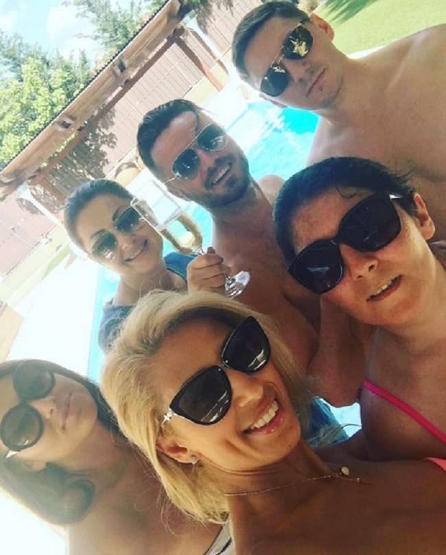 Gabriela Cristea nu a stat în costum de baie la piscină.