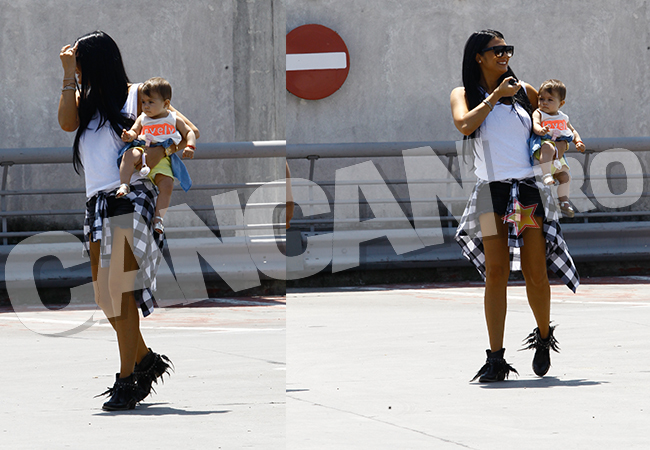 Roxana Dobre a fost fotografiată în aeroport în timp ce o ţinea pe micuţa sa în braţe.