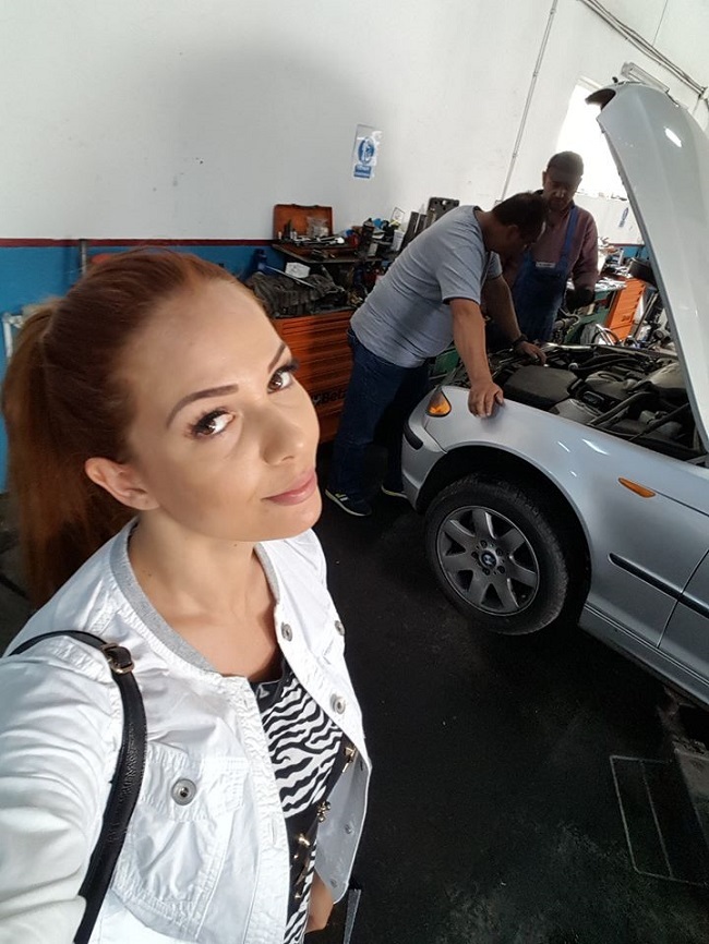 Cearcănele Deei Maxer au ieşit în evidenţă, chiar dacă era machiată.