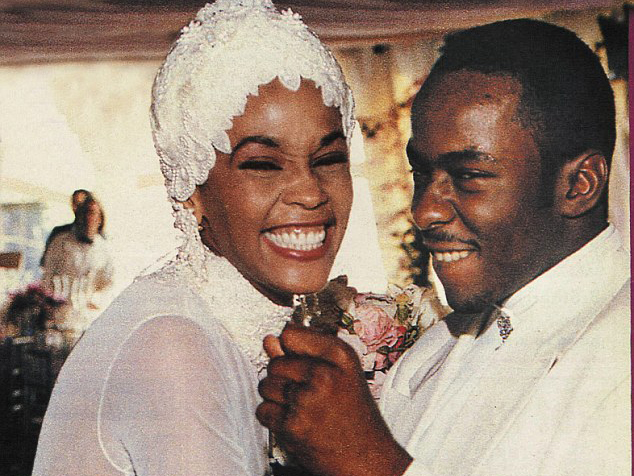 Aşa arăta cântăreaţa Whitney Houston în ziua nunţii sale, atunci când Bobby Brown a mărturisit că a văzut pentru prima oară cum aceasta se droghează