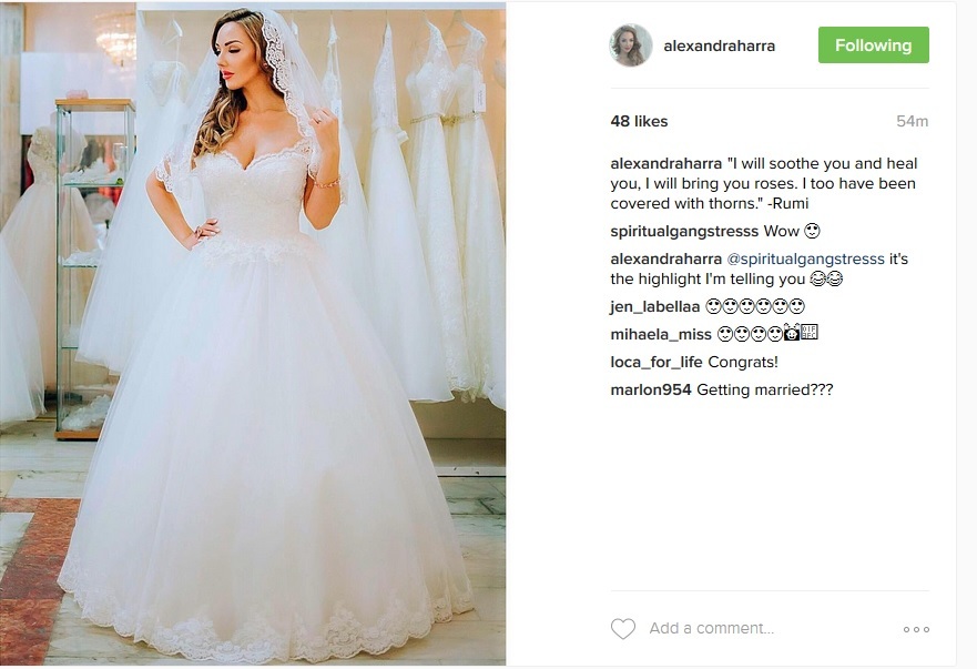 Alexandra Harra s-a fotografiat în rochia albă de mireasă, iar imaginea a ajuns rapid pe contul său de Instagram