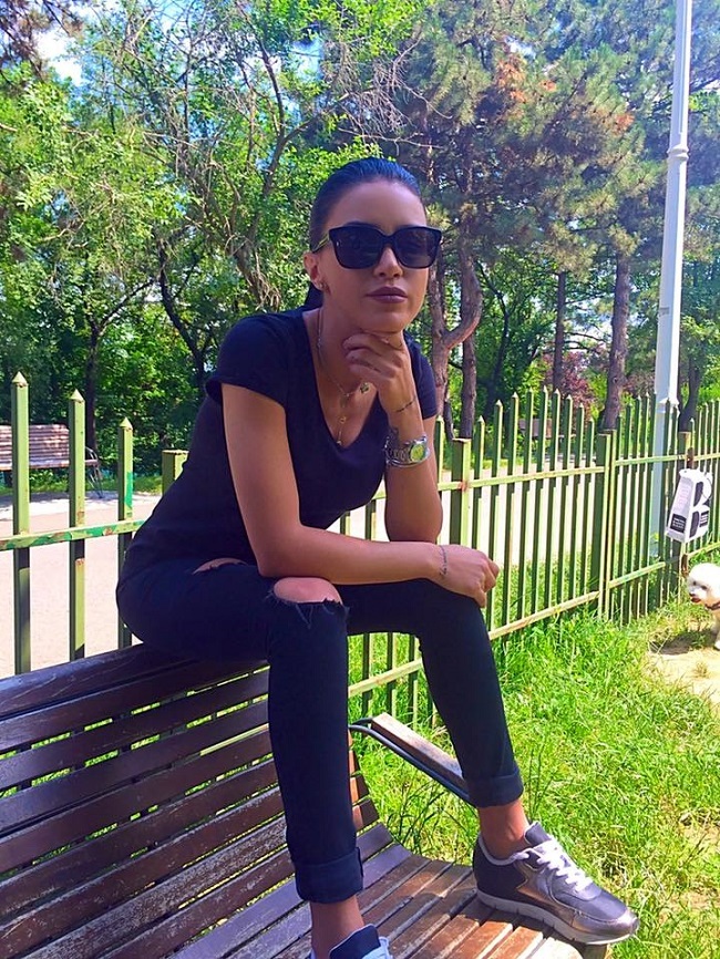 Adelina Pestriţu s-a urcat cu picioarele pe bancă.