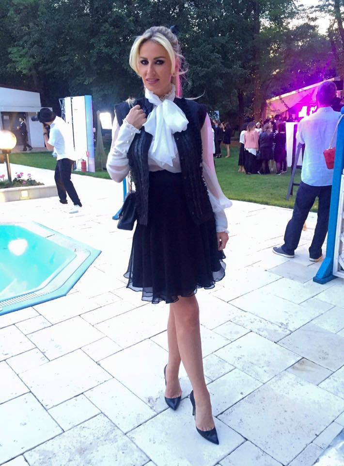 Andreea Bănică a purtat o rochie elegantă la un eveniment monden.