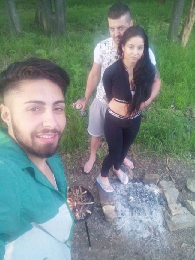 Cassandra e fericită în braţele iubitului ei.