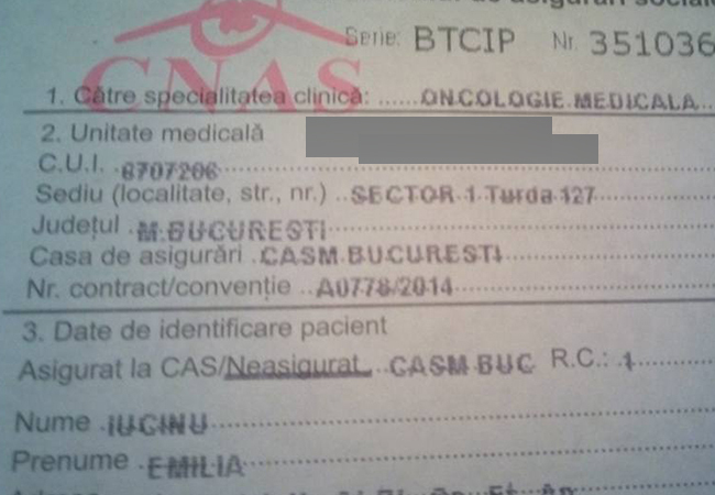 Emilia a scanat biletul de trimitere la medic.