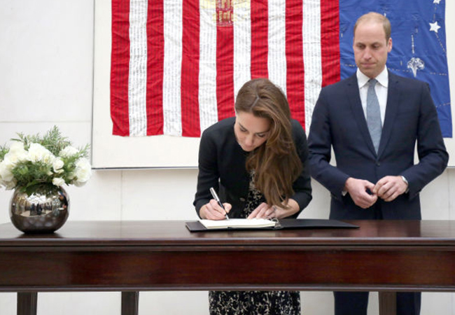 Kate şi Prinţul William au semnat în cartea de condoleanţe de la Ambasada Statelor Unite din Londra.