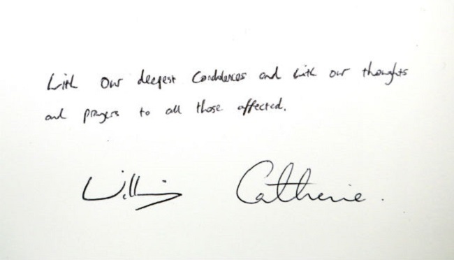 Kate şi Prinţul William au semnat în cartea de condoleanţe de la Ambasada Statelor Unite din Londra.