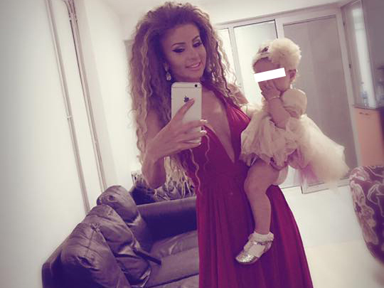 Roxana Vaşniuc s-ar fi „ascuns“ alături de Rose-Marie, în casa părintească de la Botoşani, acolo unde s-a întors ca să evite denigrările lui Ionuţ