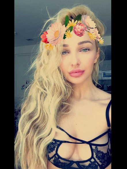 Denise Botcari a postat această imagine pe Instagram, iar sutienul ei transparent a scos totul în evidenţă