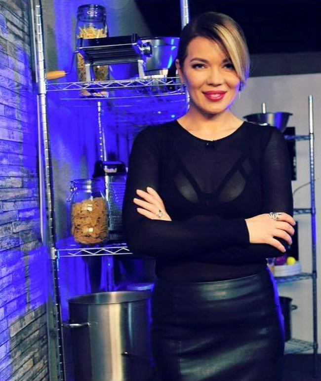 Fusta Ginei Pistol i-a scos în evidenţă burtica.